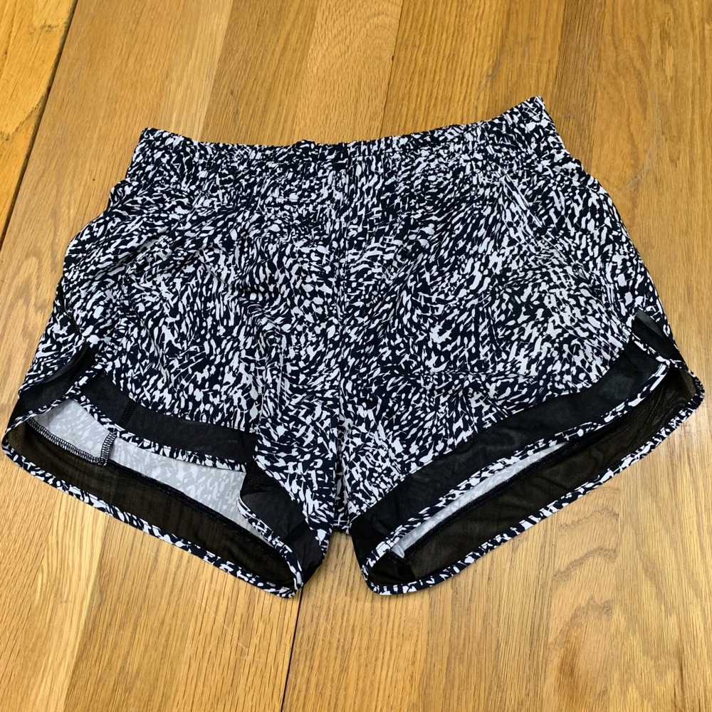 Athleta Printed Mesh Racer Run Short 4 Black White Abstract Womens Small